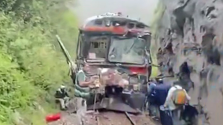 Colisão frontal entre trens no Peru deixa ao menos um morto e dezenas de feridos