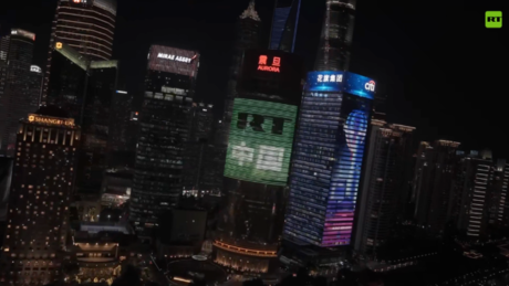 Um vídeo da RT é exibido no coração de Xangai