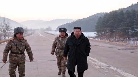 RPDC realiza exercício com sistema de míssil hipersônico sob supervisão de Kim Jong-un