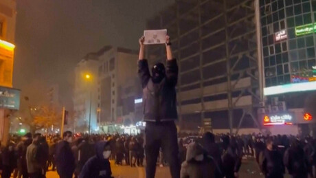 Chanceler iraniano: grupos terroristas armados se infiltraram entre manifestantes