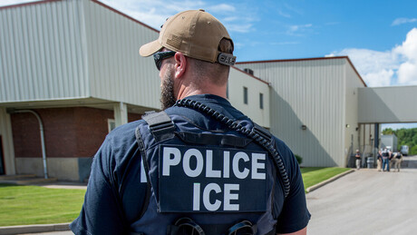 Bilionário norte-americano doa US$10 mil para agente migratório que matou Renée Nicole Good nos EUA