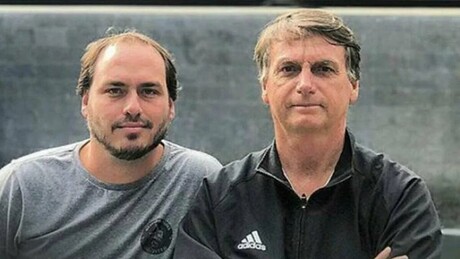 Carlos Bolsonaro denuncia perseguição política contra seu pai durante prisão