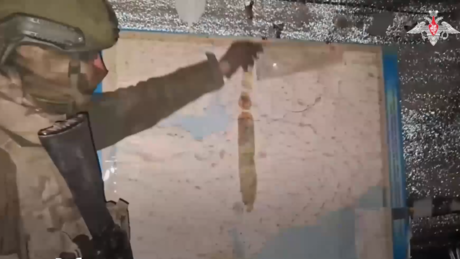 VÍDEO: militares russos mostram posto de comando ucraniano abandonado