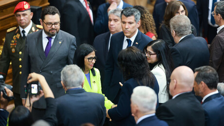 Presidente encarregada da Venezuela promete 'encarar' EUA pela via diplomática