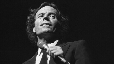 Julio Iglesias rompe silêncio e se defende de acusações de crimes sexuais e abuso de poder