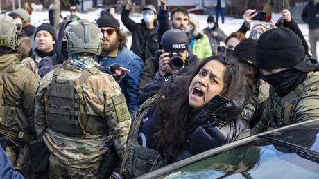 VÍDEO: Agentes do ICE arrancam mulher com deficiência de carro enquanto ela tentava ir ao médico