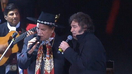 'Sou um 'amador': Milei volta a cantar, agora ao lado do Chaqueño Palavecino