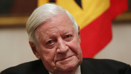 FOTOS: Túmulo de ex-chanceler alemão é vandalizado com símbolos nazistas