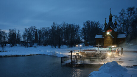 VÍDEOS, FOTOS: Ortodoxos russos mergulham em água gelada durante Epifania