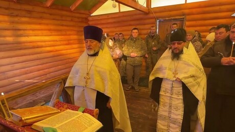 VÍDEO: soldados russos celebram Epifania ortodoxa