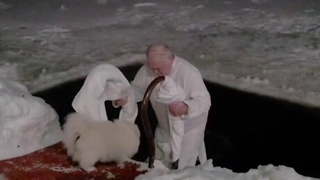 VÍDEO: Lukashenko mergulha em água congelante em celebração da Epifania