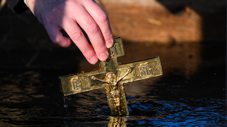 Entenda como o batismo de Cristo inspira mergulhos no gelo durante a Epifania na Rússia
