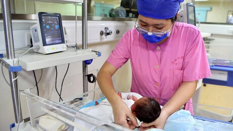 Taxa de natalidade na China em 2025 bate menor nível na história