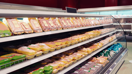 Empresa retira sete toneladas de frango do mercado após detectar bactéria perigosa nos EUA