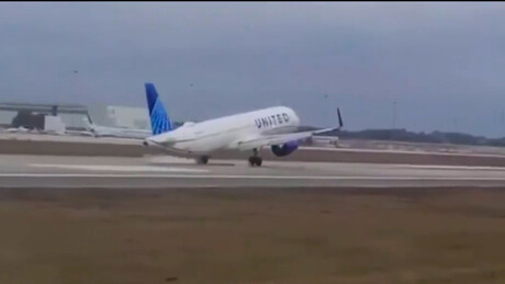 VÍDEO: avião por pouco evita desastre ao perder roda dianteira