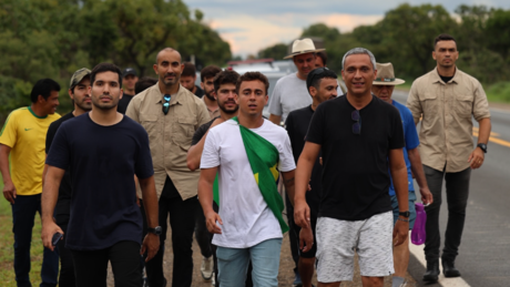 Nikolas inicia caminhada de 240 km até Brasília em protesto contra prisão de Bolsonaro