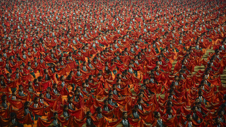 VÍDEO: milhares de dançarinas apresentam a 'dança das borboletas' e encantam premiê indiano