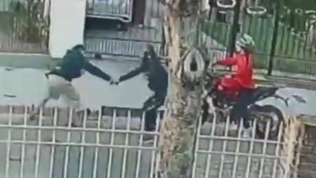VÍDEO: homem luta com assaltantes e quase morre baleado