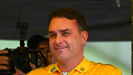 Flávio Bolsonaro viaja a Israel em missão oficial bancada pelo Senado