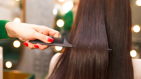 Mulher vomita sangue e é internada após procedimento para alisar o cabelo