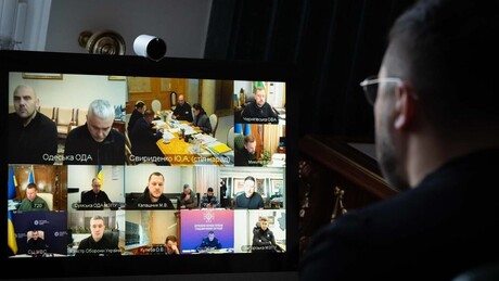 Zelensky vira alvo de piada por fingir não ter eletricidade em seu escritório