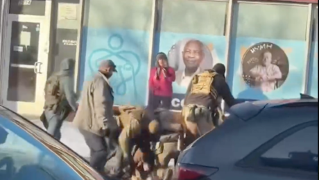 VÍDEO: agentes do ICE atiram em homem à queima-roupa nos EUA