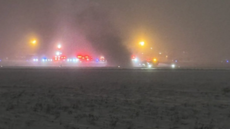 Avião de pequeno porte capota em aeroporto dos EUA sob forte nevasca