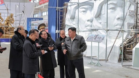 FOTOS: Kim Jong-un supervisiona obras de esculturas para futuro museu militar