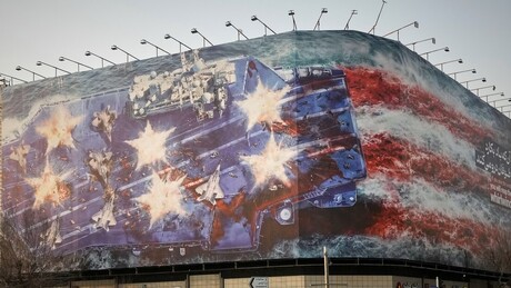 'Quem semeia vento, colhe tempestade': Irã adverte EUA com mural explícito