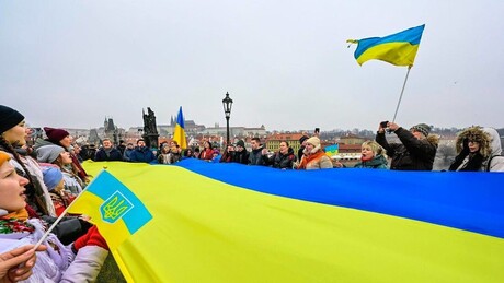 'Não estamos na Ucrânia': líder parlamentar tcheco critica bandeira ucraniana gigante exibida em Praga