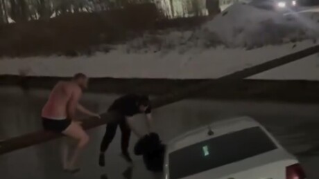 VÍDEO: resgate dramático - criança é retirada de carro que afundava em águas geladas