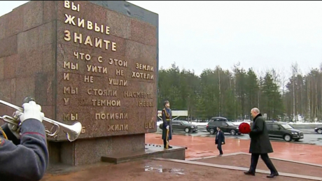 Putin deposita flores em monumento para marcar fim do cerco de Leningrado