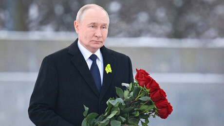 VÍDEO: Putin deposita flores no túmulo do irmão morto durante o cerco a Leningrado