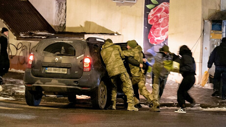VÍDEO: populares salvam homem de mobilização forçada na Ucrânia