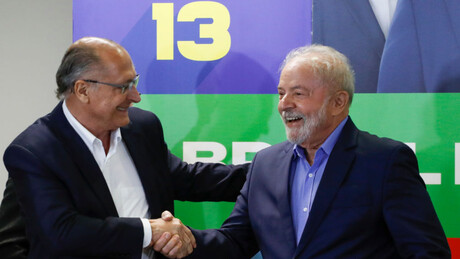 Lula viaja para Panamá e deseja 'bom trabalho' a Alckmin, que assume presidência interinamente