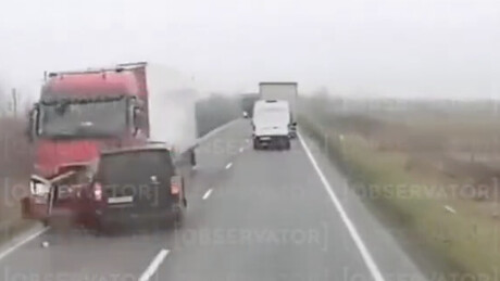 IMAGENS FORTES: sete torcedores de futebol morrem em colisão frontal com um caminhão