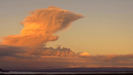 VÍDEO: vulcão lança imensa coluna de cinzas de 9 km na Rússia