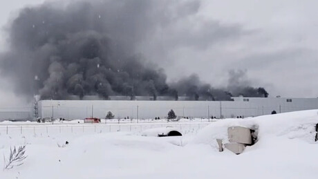 VÍDEOS: incêndio de grandes proporções atinge antiga fábrica da Volkswagen na Rússia