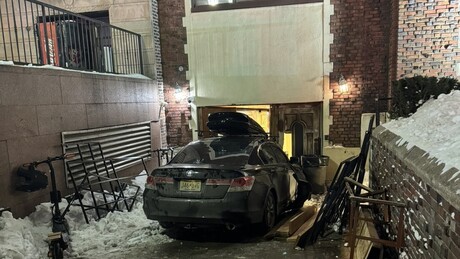 VÍDEO: motorista bate seguidas vezes com carro em sinagoga de Nova York