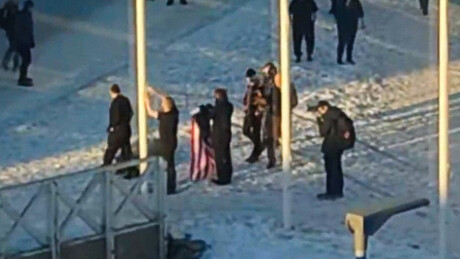VÍDEO: tentativa de hastear bandeira dos EUA na Groenlândia é impedida por populares