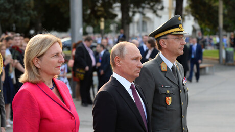 Deputados austríacos querem retirar cidadania de ex-ministra por laços com a Rússia