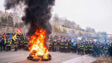 VÍDEOS: Bombeiros entram em confronto com a polícia na França em protesto por condições de trabalho