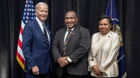 Restos de avião e joia italiana: conheça os curiosos presentes diplomáticos de Biden