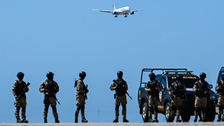 Milei nega acordo de deportação de migrantes com os EUA e critica matéria do New York Times