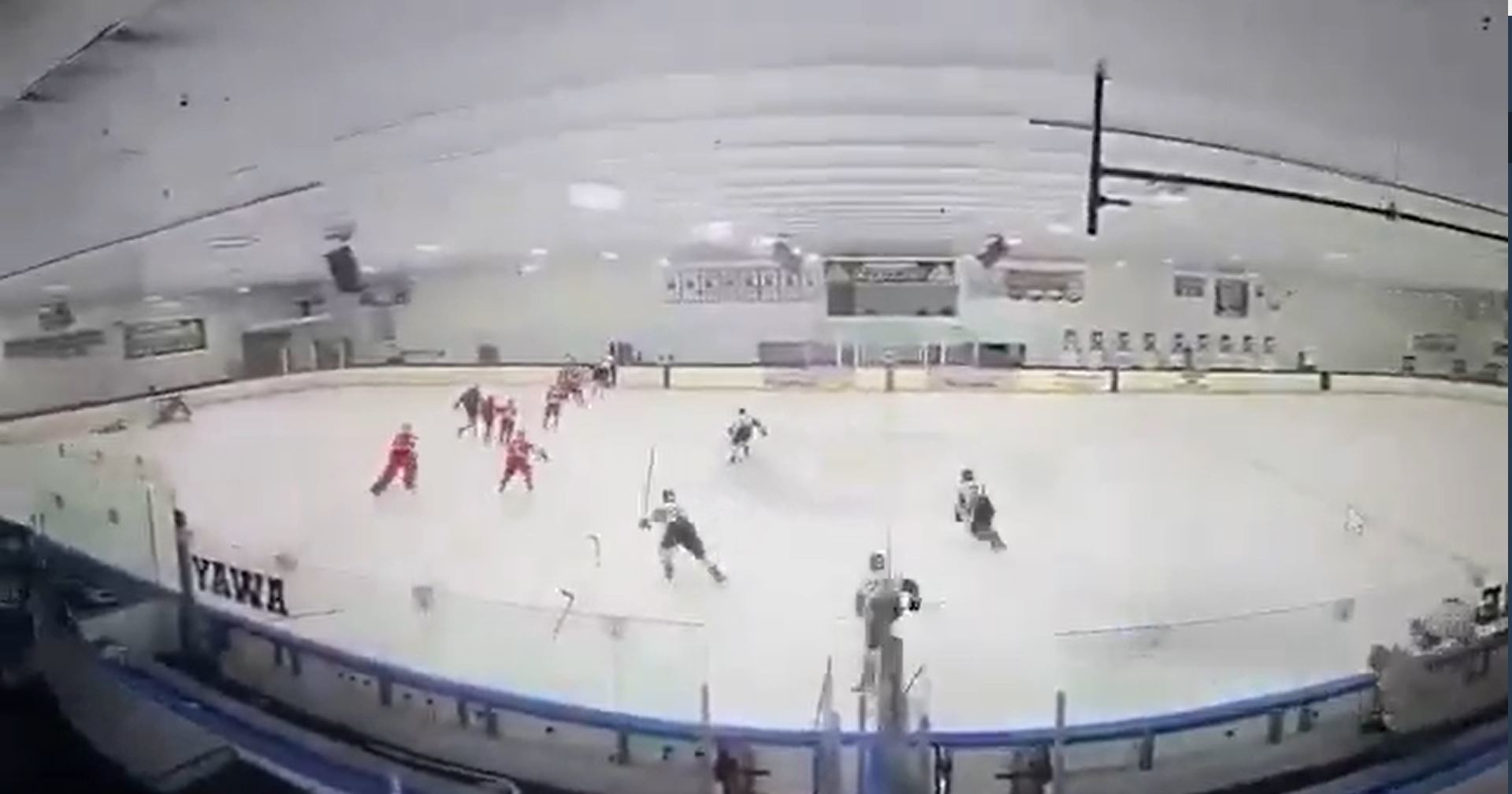 Vídeo mostra momento em que partida de hóquei juvenil é interrompida por tiroteio nos EUA