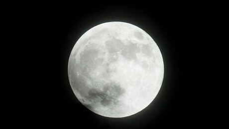 VÍDEO: quatro luas aparecem no céu de São Petersburgo