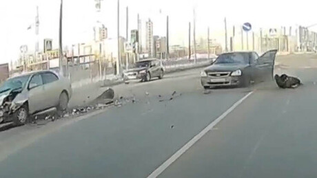 VÍDEO: Dia do contra? Motorista é salvo após cometer infração de trânsito na Rússia