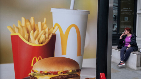 Por que os alimentos ultraprocessados podem fazer tão mal quanto o cigarro