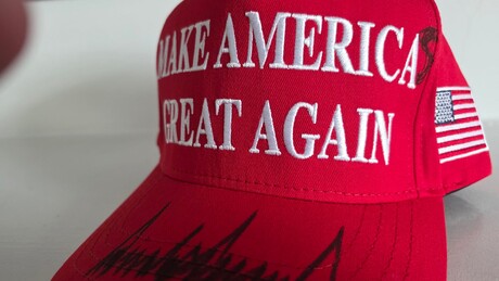 Petro propõe novo slogan a Trump e recebe resposta com boné alterado