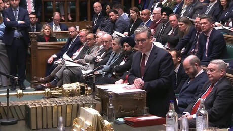 VÍDEO: Keir Starmer é flagrado com as mãos trêmulas durante interrogatório sobre Epstein